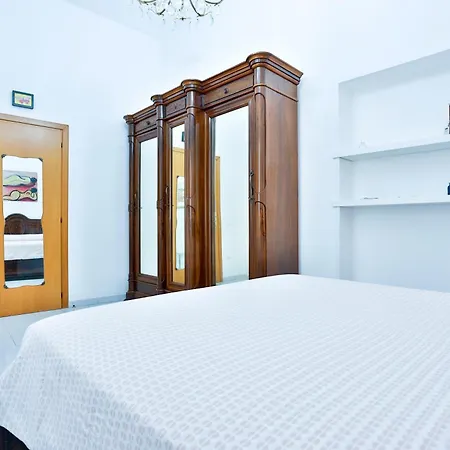 Guesthost - Lungomare Centro Daire *